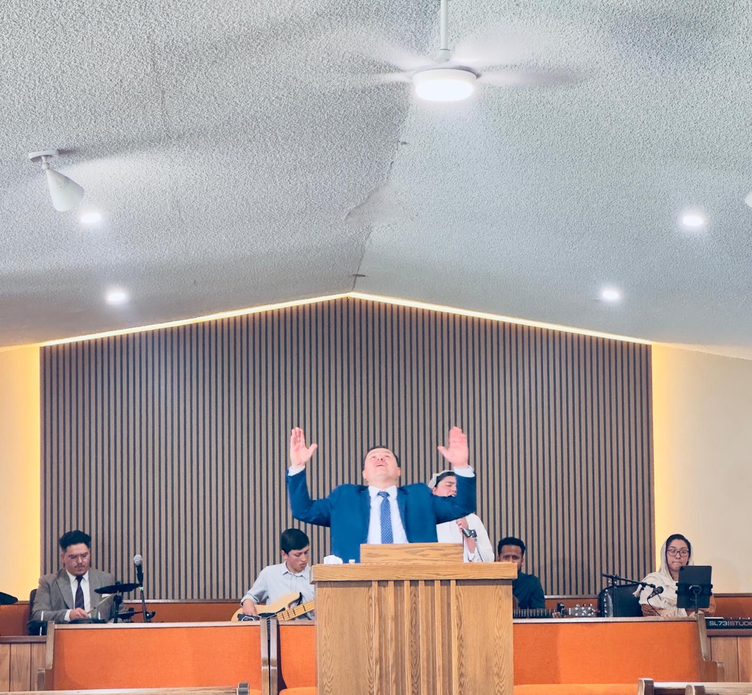 El pastor Humberto Hortega con las manos levantadas durante la adoración